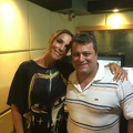 Diretor de dublagem (Manolo Rey) com a voz da Smurf-Magnólia (Ivete Sangalo).