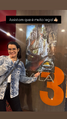 Dubladora Carina Eiras apontando para o poster na Pré-Estreia.