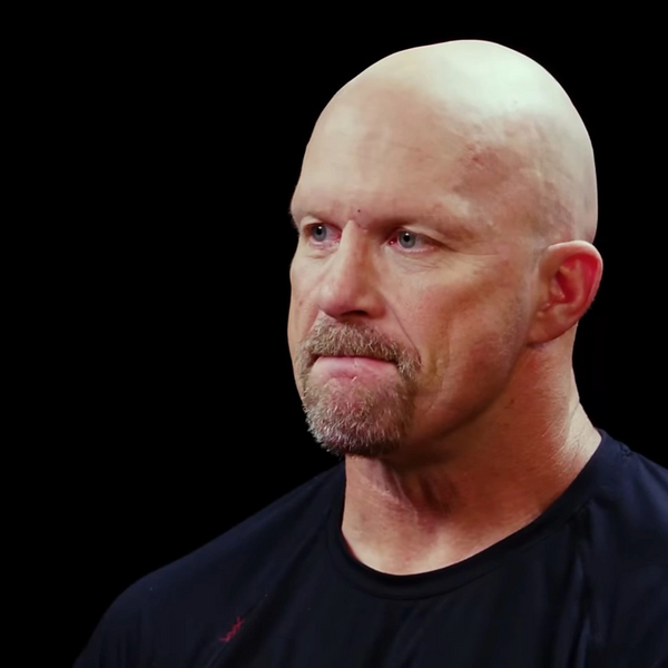 Arquivo:Steve Austin (Hot Ones).png