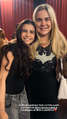 Dubladora Lari Abinader, com diretora de dublagem Flavia Fontenelle na sala de cinema.