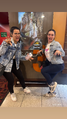 Dubladoras Carina Eiras e Sabrina L'Astorina imitando dinossauros na Pré-Estreia.