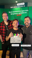 Diretor de dublagem (Daniel Simões) com o produtor (Thadeu Vivas) e o dublador do Príncipe Adam / He-Man (Garcia Júnior).