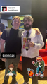Dublador do Denji (Erick Bougleux) com um cosplayer do Aki Hayakawa na Pré-Estreia.