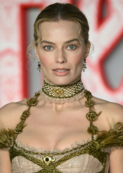 Arquivo:Margot Robbie 2026.webp