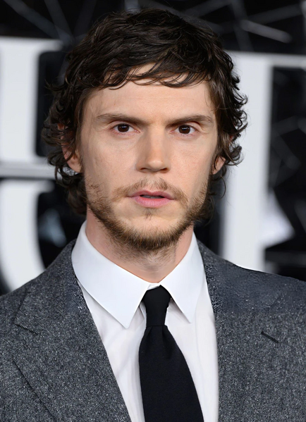 Arquivo:Evan Peters.webp