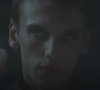 Gerardo Grindelwald (jovem) em Animais Fantásticos: Os Crimes de Grindelwald