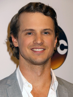 Freddie Stroma.jpg