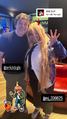 Dublador do Denji (Erick Bougleux) com uma cosplayer da Power na Pré-Estreia.
