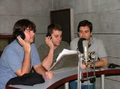 Sérgio Cantú, Manolo Rey e Marcelo Garcia no processo de dublagem do desenho.