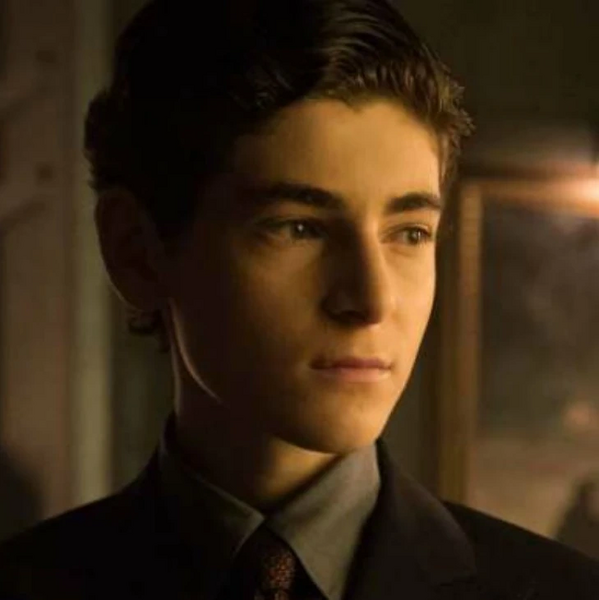 Arquivo:Bruce Wayne (Gotham).png