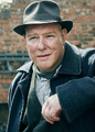 Curly em Peaky Blinders: Sangue, Apostas e Navalhas (2ª voz)