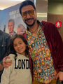 Dublador do Sr. Piranha com a filha da influenciadora Sabrina Hallek na Pré-Estreia.