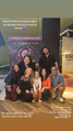 Dubladora da Ella, Clara Portella, junto com seus pais e o elenco de dublagem.