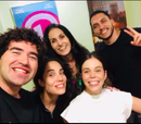 Myra Ruiz (Elphaba), Fabi Bang (Glinda), Andrea Murucci (Diretora de dublagem), Lucas Müller e Pedro Alves no estúdio de dublagem