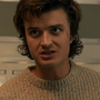 Steve Harrington em Stranger Things e Stranger Things: Histórias de 85