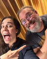Myra Ruiz (Elphaba) e Gustavo Andriewiski (Diretor musical) no estúdio de dublagem