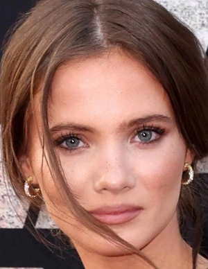 Freya Allan.jpg