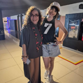Dubladora de Julia Campbell, Nick Maia, junto com a diretora de dublagem, Telma da Costa.