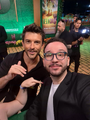 João Victor Granja (Boq) junto com Jonathan Bailey (Fiyero) na première[14]