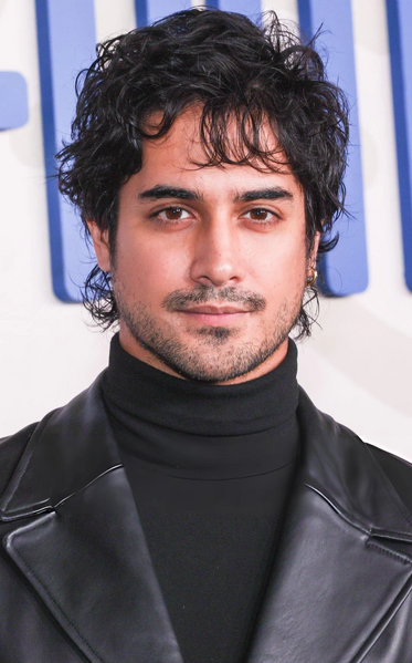 Arquivo:Avan Jogia.webp
