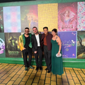 Raphael Rossatto (Fiyero), João Victor Granja (Boq) e Karen Padrão (Nessarose) junto com Jon M. Chu (Diretor do filme) na première
