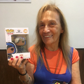 Ângela posando com sua boneca da Ana, do jogo Overwatch