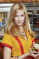 Caroline Channing em Duas Garotas em Apuros (1ª voz)