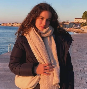 Júlia Barros da Rin.png