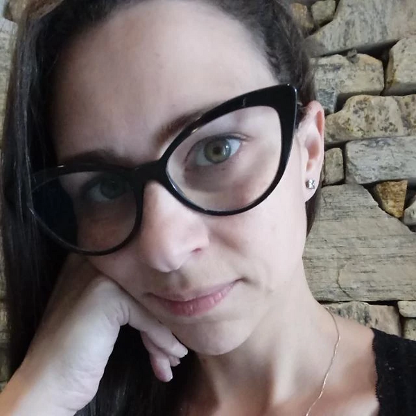 Arquivo:CamilaCuri.jpg