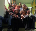 O diretor de dublagem (Daniel Simões) com o técnicos de gravação (Rodrigo Pereira) e os vozeiros (Adriana Albuquerque, Nany Assis, Raphael Rossatto, Raquel Masuet e Ricardo Rossatto).