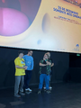 Diretor de dublagem e também dublador do Bob Esponja (Wendel Bezerra) ao lado do dublador do Lula Molusco (Glauco Marques) e o dublador do Holandês Voador (Júnior Nannetti) com um microfone atrás dele e o dublador do Patrick Estrela (Marco Antônio Abreu).