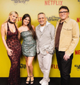 Isabelle Cunha com Millie Bobby Brown e Irmãos Russo