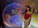 Letícia Reyes (Glinda (criança)) na Pré-Estreia[20]