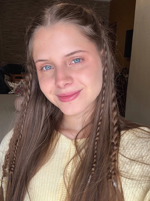 Karin Medeiros (Dubladora).jpg