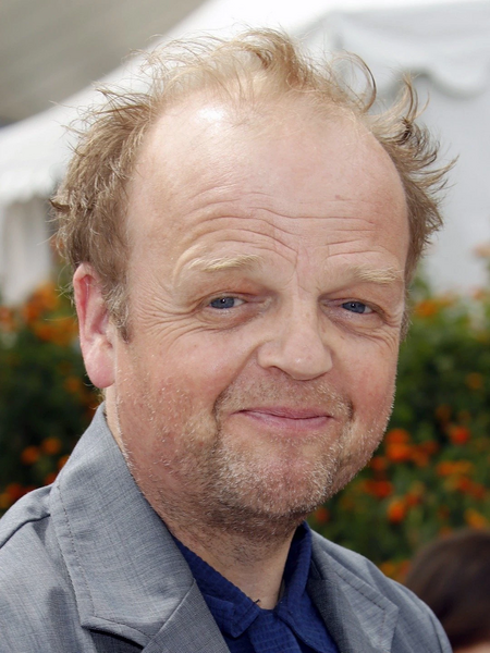 Arquivo:Toby Jones 2015-03.jpg