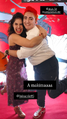 Dubladora da Makima (Luísa Viotti) com um cosplayer na Pré-Estreia.