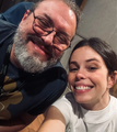Fabi Bang (Glinda) e Gustavo Andriewiski (Diretor musical) no estúdio de dublagem