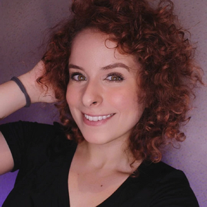 Lia Mello.png