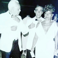 Sumára com Dias Gomes e Paulo Gracindo em uma festa de réveillon do seriado O Bem Amado na década de 1980.