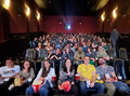Elenco de dublagem na sala de cinema.