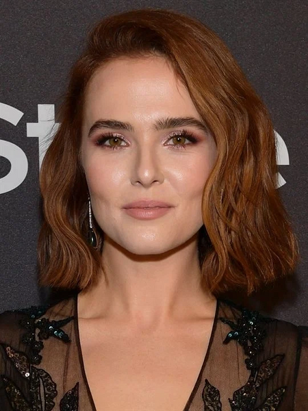 Arquivo:Zoey Deutch.png