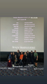 Diretora de dublagem Andrea Murucci, junto com as dubladoras da Eve Macarro, Nogi e Tatiana — Fabiana Aveiro, Patrícia Garcia e Thati Carvalho — e os dubladores adicionais Aline Ghezzi, Anderson Araújo, Caio Guarnieri e Lacarv, atrás dos créditos de dublagem.