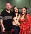 Karen Padrão (Nessarose), João Victor Granja (Boq) e Andrea Murucci (Diretora de dublagem) no estúdio de dublagem[7]