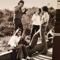 Marcelo (segurando sua câmera fotográfica), com Cecília Lemes (sentada), Jennie Fujita e Nelson Donner, enquanto viajavam pelo Brasil em turnê de teatro na década de 1980.