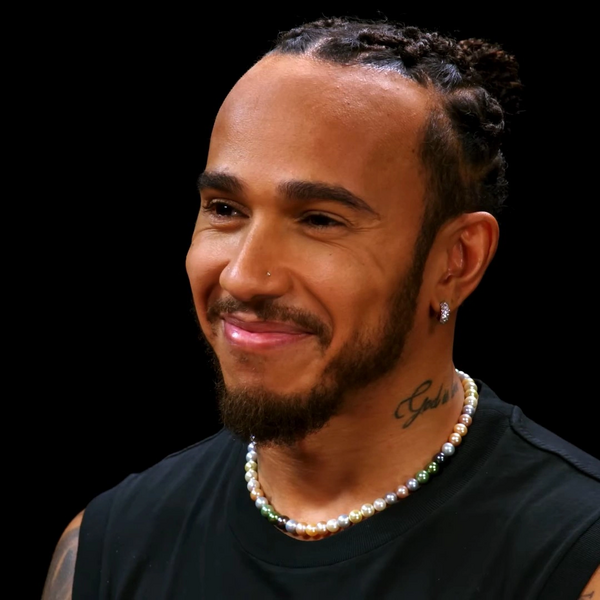 Arquivo:Lewis Hamilton (Hot Ones).png