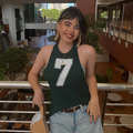 Dubladora de Julia Campbell, Nick Maia, fantasiada como sua personagem na pré-estreia.