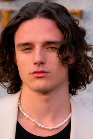 Portrait Harry Collett.png