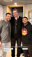 Diretor de dublagem (Daniel Simões), o dublador do Príncipe Adam/He-Man (Garcia Júnior) e o técnico de gravação (Vinicius Nunes).