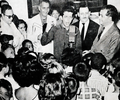 Isaac (ao centro) em 1961