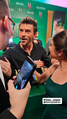João Victor Granja (Boq) e Karen Padrão (Nessarose) juntos com Jonathan Bailey (Fiyero) na première